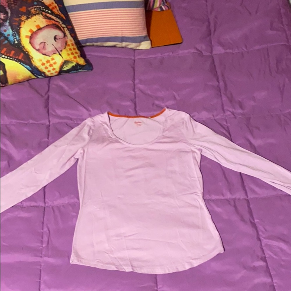 Boden scoop neck tee with shirt tail hem.